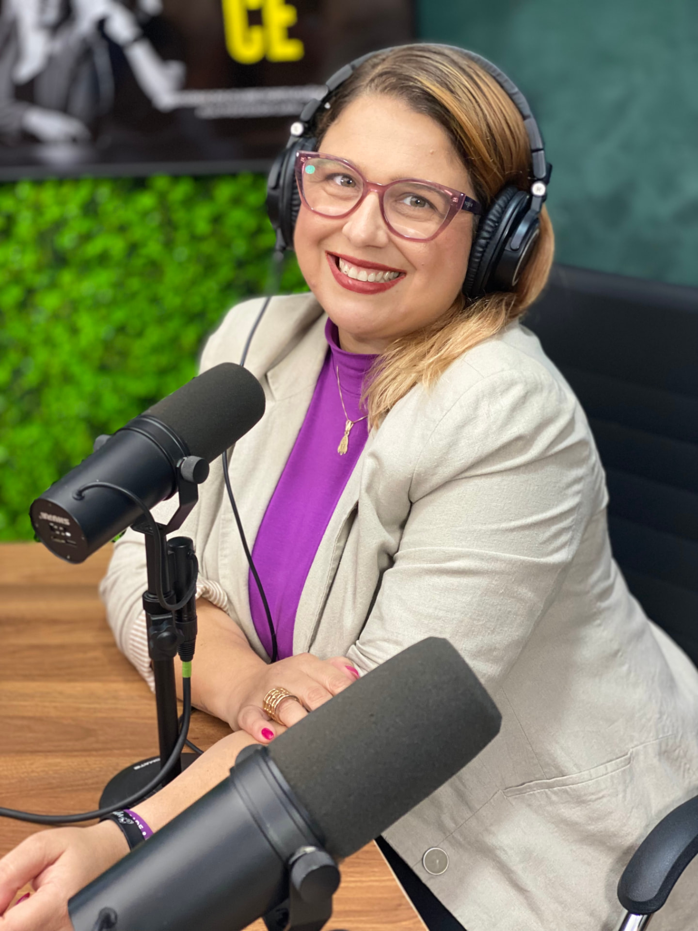 Priscilla Cruz gravando podcast
